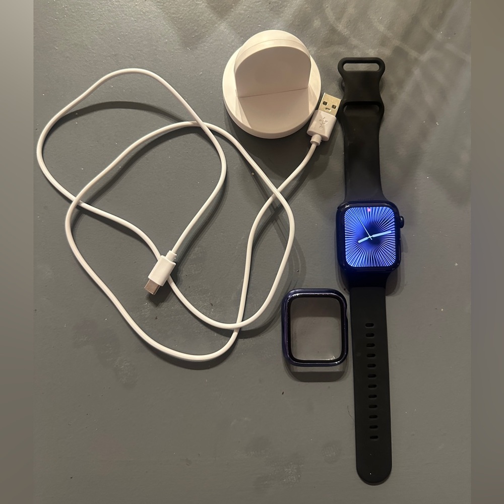 Apple Watch SE 2nd gen 44mm - barely used - comes with everything shown